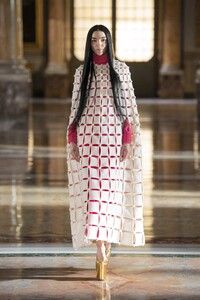 00001-Valentino-Couture-Spring-21.thumb.jpg.fdedcd11a4c6abb77179ac717eb77263.jpg