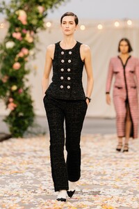 00002-Chanel-Couture-Spring-21.thumb.jpg.96ce2aa4ef55a3c275f83f2336c32941.jpg