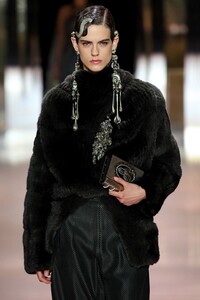 00002-fendi-couture-spring-21-details.thumb.jpg.0c172a0ac8126d9f9560a5c420d1a023.jpg