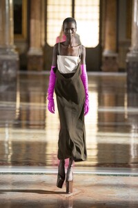 00003-Valentino-Couture-Spring-21.thumb.jpg.bb7f4c02cd2d346f2737bf14caf55f3f.jpg