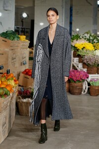 00004-Jason-Wu-Fall-21-credit-Dan-Lecca.thumb.jpg.4bdec502f08569ee0fdeee03ffbcd9de.jpg