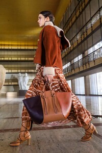 00011-Ulla-Johnson-Fall-21-credit-Jonas-Gustavsson.thumb.jpg.e5658ea4dc2f08856178da098db6f0cd.jpg
