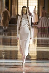 00014-Valentino-Couture-Spring-21.thumb.jpg.6d6dca1c627bd86ba5dd4acd932beec6.jpg