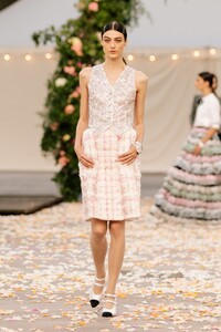 00015-Chanel-Couture-Spring-21.thumb.jpg.ea0163b2c23d0655c481100050cd8412.jpg