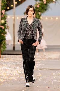 00016-Chanel-Couture-Spring-21.thumb.jpg.b6494a74e431df3ec82d5f078f2d4b1e.jpg