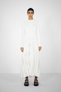 00016-alaia-couture-fall-21-credit-pierre-ange-carlotti.thumb.jpg.ae38a1a1bc604c3d6d4a5ab4ac689d66.jpg