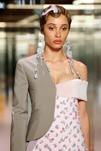 00018-fendi-couture-spring-21-details.thumb.jpg.d96487407c7001a8f09125b4f4684dd0.jpg