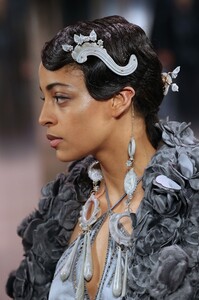 00022-fendi-couture-spring-21-details.thumb.jpg.bb51f93d9f0ee79a695fd3bbb710f274.jpg