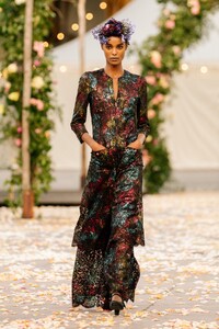 00023-Chanel-Couture-Spring-21.thumb.jpg.a17cc0727ac63c316054c4f9055f66fc.jpg