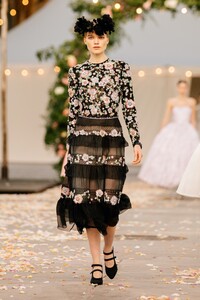 00024-Chanel-Couture-Spring-21.thumb.jpg.27b651f053322b936f17c40b89a37d9a.jpg