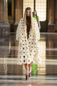 00026-Valentino-Couture-Spring-21.thumb.jpg.63a83e30052bd01d3c193a3448081f74.jpg