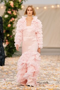 00028-Chanel-Couture-Spring-21.thumb.jpg.086c5e4a59f9fbe5b10306bd2a3ce7b6.jpg