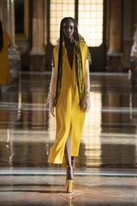 00066-Valentino-Couture-Spring-21.thumb.jpg.6cfe6dd0915e7f43df1097b8543b4850.jpg