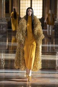 00067-Valentino-Couture-Spring-21.thumb.jpg.22d229464bb516cec50d688ef73f5978.jpg