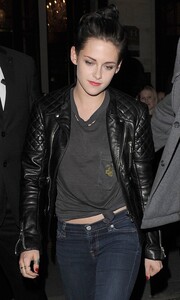 0915232940294_13_Kristen-Stewart-leaving-her-hotel-Paris-03-02-2012-0014.jpg