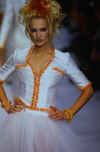 1004730943_chanel-ss-1996-karen-mulder(13).thumb.jpg.c795291525aaa3f28d5f17741c2bc8bb.jpg