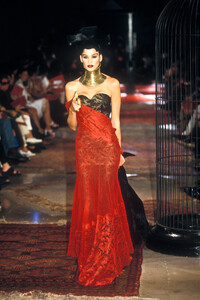 101358752_GivenchyCoutureFall19971.thumb.jpg.40d40825bbc2fd65a9cbc26705d31296.jpg