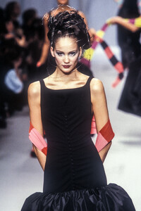 1019645645_KarlLagerfeld1996WomenRTW83.thumb.jpg.dc56de5ef21470715dfe30208544942a.jpg