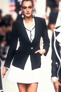 1054402029_EmanuelUngaro1995WomenRTW5.thumb.jpg.b4355d88b0b8819a8f4a794680acb3a0.jpg