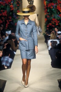 1054495598_YvesSaintLaurent1997HauteCouture15.thumb.jpg.7e8abfe080a41f07b55c445fb269b865.jpg