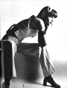 1110005894_VogueParis1972UndbutdtModelHelenHogbergPhotographerGuyBourdin.thumb.jpg.6ea023e64c95475b57295b7b806d8040.jpg