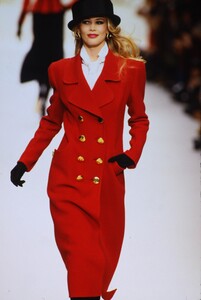 1111467769_oscar-de-la-renta-fw-1992(1).thumb.jpg.449b8de18a123d7e6f6fb725403b483f.jpg