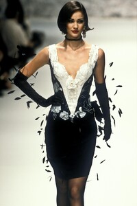 1113390975_EmanuelUngaro1995HauteCouture78.thumb.jpg.d4ee7ca6c2b9f379283f778c16e48ddd.jpg