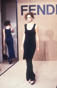 11210355_Fendi1997WomenRTW80.thumb.jpg.496409a5404ecd55c1a58721f5d1a7f0.jpg