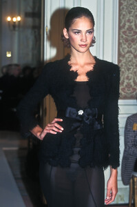 1146214333_Chanel1997HauteCouture36.thumb.jpg.07640ef198cee58f2daea8a849289fb5.jpg