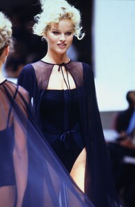 1164074635_Fendi-Spring-1993-Eva-Herzigova(7).thumb.jpg.317d75a8343d2ba57b42a92e9d7ce815.jpg