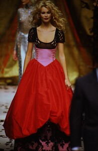 1164642563_ValentinoCoutureFall1994(43).thumb.jpg.dd434caaffd4bc5da289b9225effe4a3.jpg