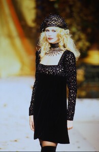 1167742100_ValentinoCoutureFall1994(30).thumb.jpg.08f602a0cbc16f6e7794065bab31b115.jpg