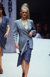 1185138766_Fendi-Spring-1993-Karen-Mulder(8).thumb.jpg.07b8d07f632ed9931f6ebdf05f32ac2d.jpg