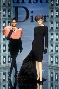 1189300222_ChristianDior1996HauteCouture68.thumb.jpg.80fd6f57f731a9ec90988ad76de545cb.jpg