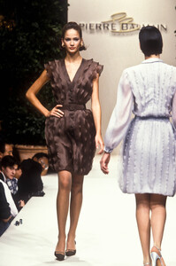 1194452981_PierreBalmain1996HauteCouture87.thumb.jpg.29276a85c0c5cfd35a1fdb33c345221a.jpg