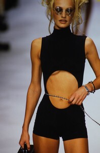 1196201200_chanel-ss-1996-karen-mulder(12).thumb.jpg.02f9e1ab400ad948d592a75a21daff86.jpg