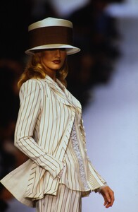 1220453638_valentino-ss-1994(11).thumb.jpg.08b80786b792e6ed3bfa9dcf5887a8e5.jpg