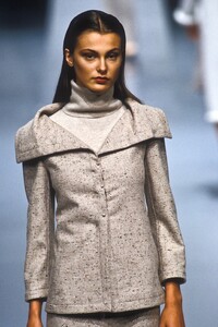 1233636269_Valentino1998WomenRTW124.thumb.jpg.0da3a5bb4ea87773425c1aebb69d9779.jpg