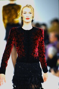 1252491851_OscardeLaRentaFall1994(7).thumb.jpg.db53916ab34d085e080223e03e61b116.jpg