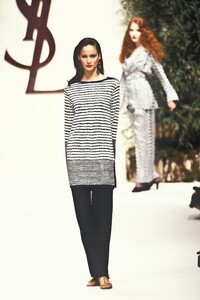 1267781345_YvesSaintLaurent1995WomenRTW31.thumb.jpg.8828b083c24d2f583903c2d70a119af1.jpg