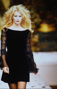 1287041461_ValentinoCoutureFall1994(31).thumb.jpg.71b30c9e149b828f8628507d2fd0f676.jpg