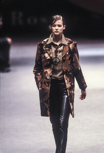 1291595245_Moschino1996WomenRTW16.thumb.jpg.9ac96a00a70c5f583774c86acca3b8f3.jpg