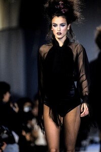 1303722487_SophieSitbon1992WomenRTW8.thumb.jpg.e649c7629ae2c295a9106637d3e4ef16.jpg