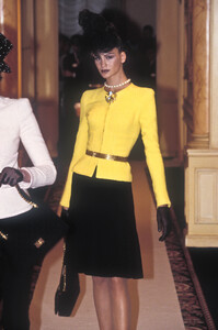 1306721261_Chanel1996HauteCouture23.thumb.jpg.9074a5159476b9eba42e45a788012bee.jpg