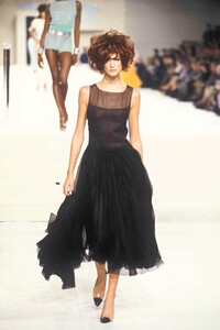 1312069381_Chanel1997WomenRTW143.thumb.jpg.63cd2a9fe4780915790aeaf083ca33ba.jpg