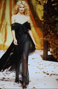 132520260_ValentinoCoutureFall1994(37).thumb.jpg.aa38ba24323681e4abc39578c94fd3b0.jpg