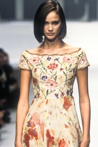 1331690805_Valentino1996WomenRTW192.thumb.jpg.bc9983e311d097bd40d6cf98512e9a0b.jpg