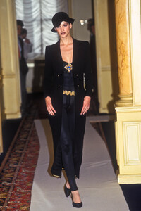 1371578676_Chanel1996HauteCoutureFall(4).thumb.jpg.c4a161ed816c1f46fde56d50a42cdda1.jpg