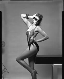 1985-05-20_008+Cindy+Crawford+BW+Swim.jpg