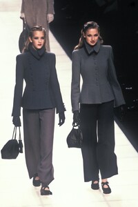 141811388_GiorgioArmani1995WomenRTW49.thumb.jpg.c7ee8f3f1c68fe72eee1522ad1035620.jpg